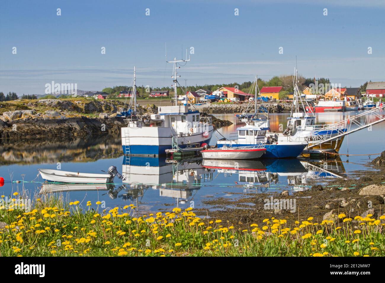 Le petit port de pêche de Lauvoyvagen sur l'île norvégienne Lauvoy Banque D'Images