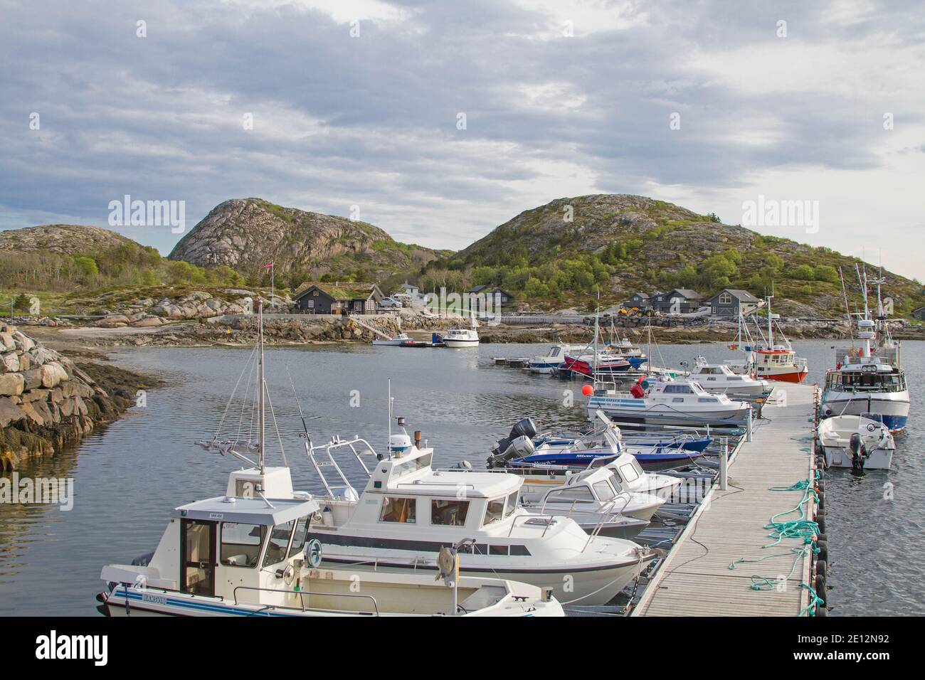 Le petit port de pêche de Tjoernsoy sur l'île norvégienne De Ytre-Vikna Banque D'Images