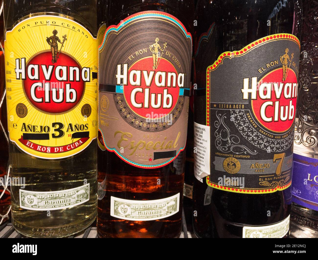 BELGRADE, SERBIE - 18 DÉCEMBRE 2020 : logo du club de la Havane sur les bouteilles à vendre à Belgrade. Le club de la Havane est une marque cubaine de rhum, qui fait partie de pernod Ricard Banque D'Images