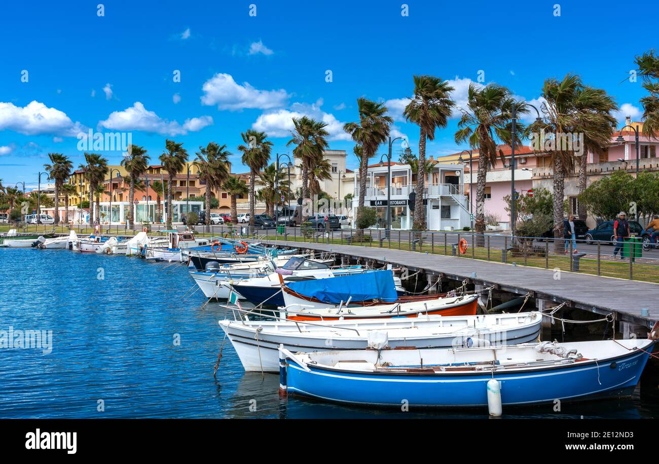 Bateaux de pêche dans le port de Figari au Golfo Aranci en Sardaigne,  Italie Photo Stock - Alamy
