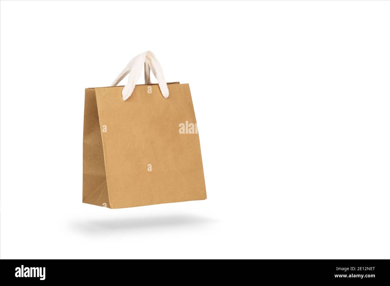 Maquette-maquette de sac de papier de la spécialité de recyclage maquette isolée sur fond blanc, conception de modèle avec espace de copie. Banque D'Images