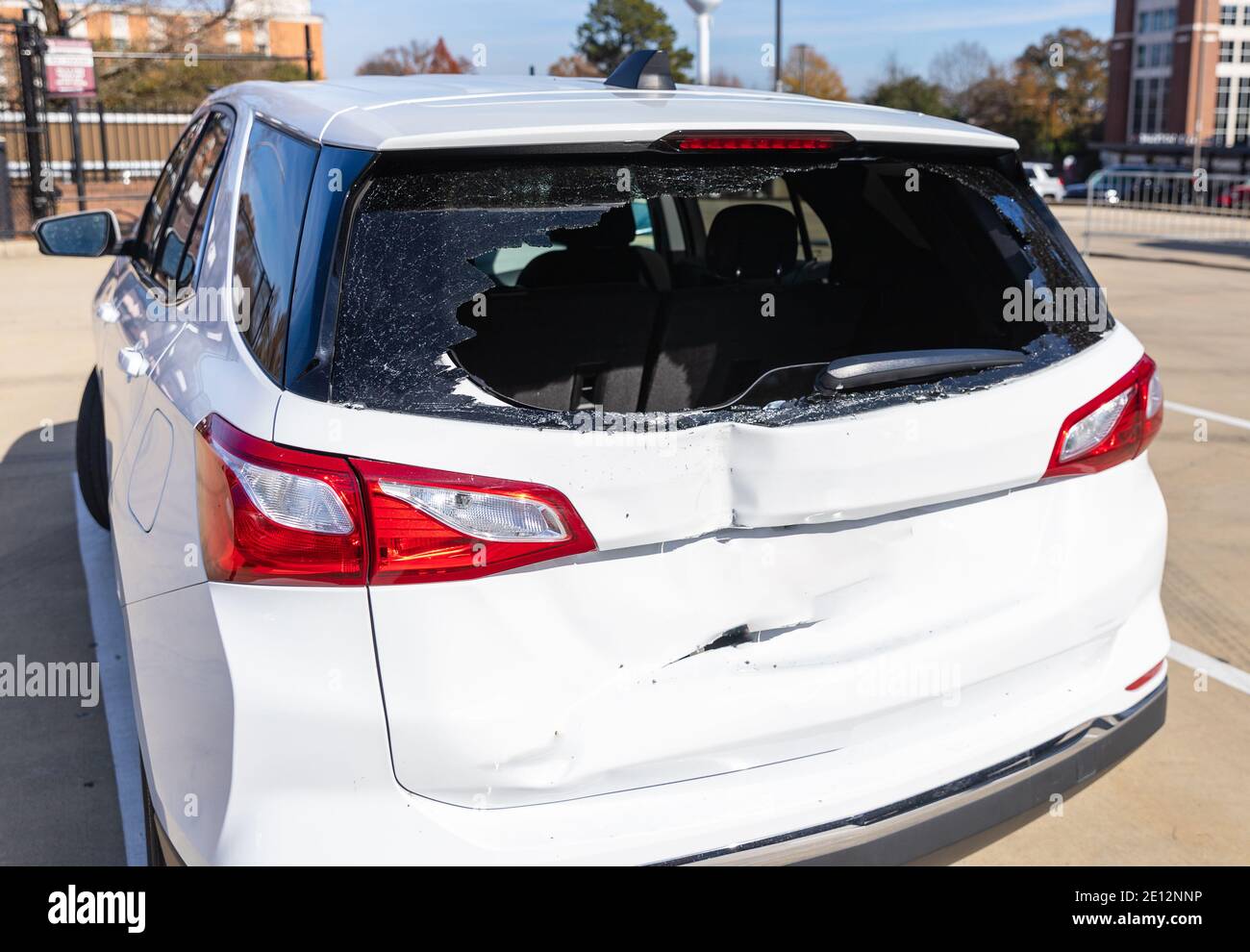 Vitre brisée à l'arrière du véhicule après une épave Banque D'Images