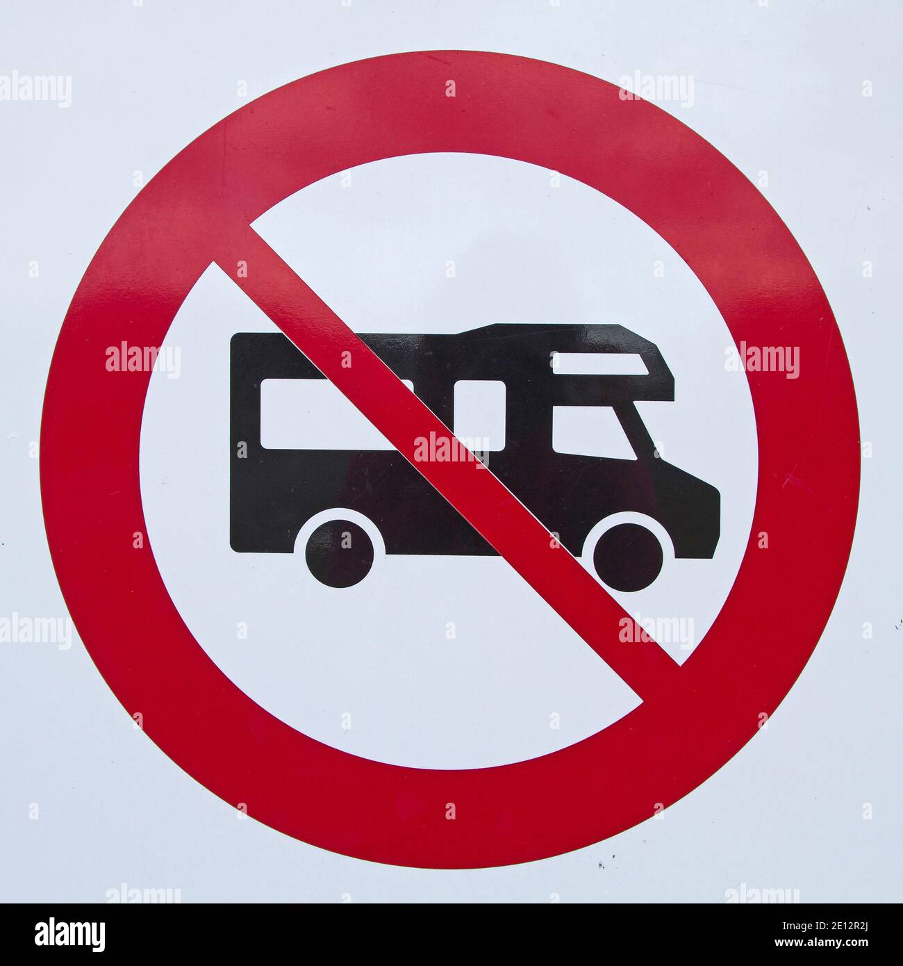 Ce panneau d'interdiction interdit le stationnement de camping-cars Photo  Stock - Alamy