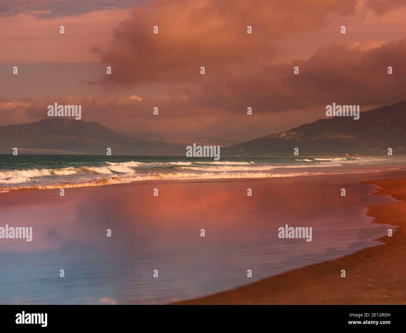 Vue sur la plage de Tarifa, Andalousie, Espagne, après SunRising Banque D'Images