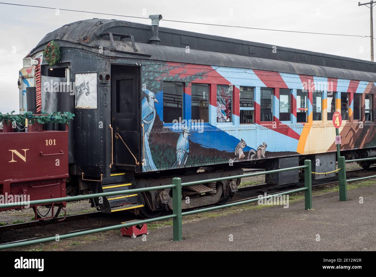 Une voiture de train, faisant partie de la piste de skunk avec un magasin de concession à l'intérieur. Une attraction touristique à fort Bragg en Californie. Banque D'Images