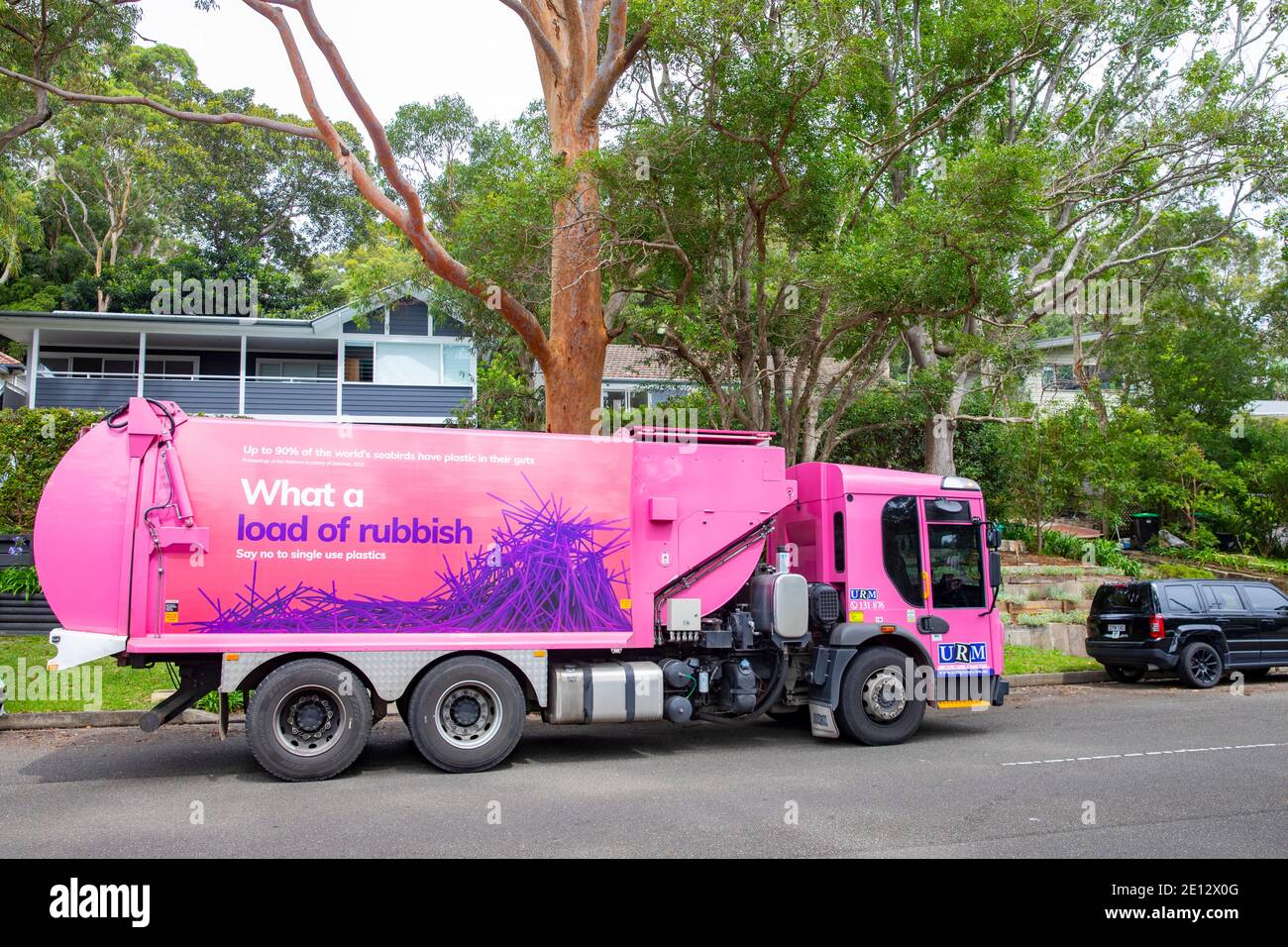 Le conseil de véhicule de collecte de déchets ménagers avec des mots quelle charge De déchets sur le côté, Avalon Beach, Sydney, Australie Banque D'Images