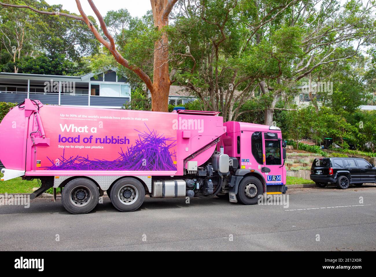 Le conseil de véhicule de collecte de déchets ménagers avec des mots quelle charge De déchets sur le côté, Avalon Beach, Sydney, Australie Banque D'Images