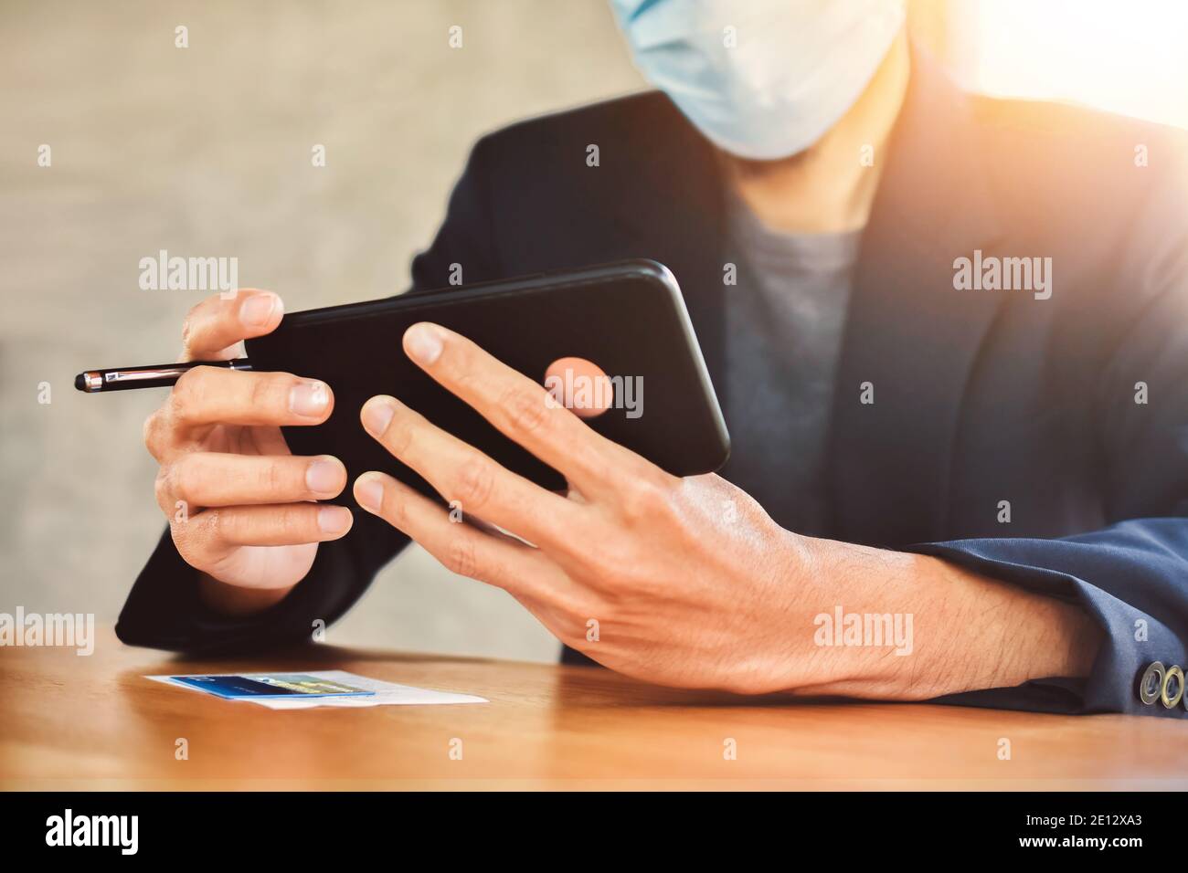 Homme d'affaires sous masque en utilisant un smartphone mobile pour travailler en ligne concentrez-vous Banque D'Images