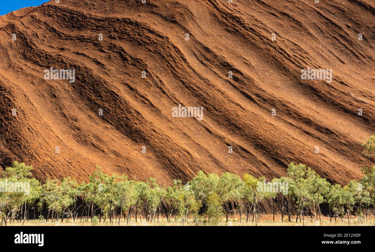 Uluru Australie centrale. L'énorme monolithe de grès Uluru dans le parc national Uluru-Kata Tjuta territoire du Nord, Australie. Banque D'Images