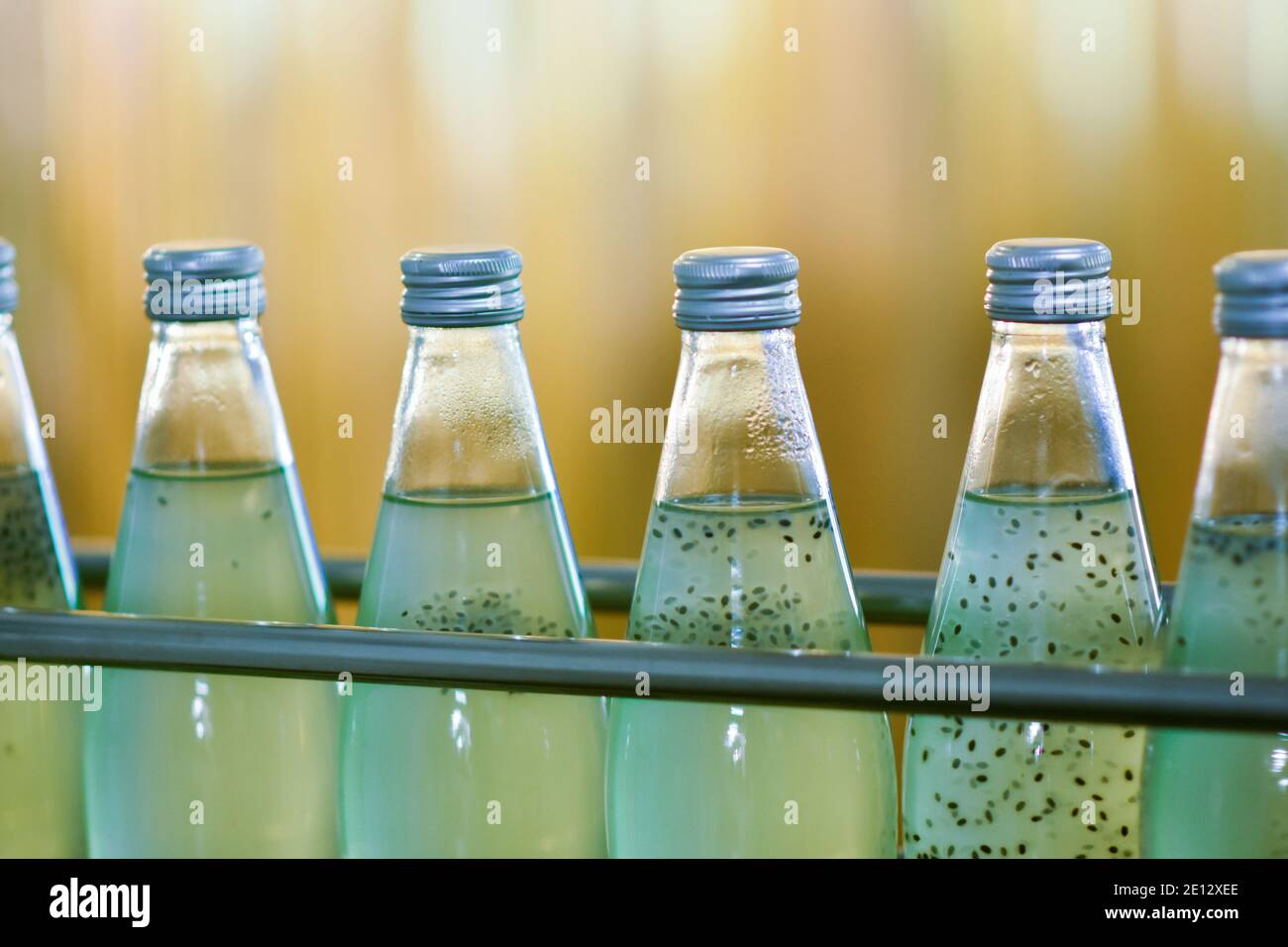 Les bouteilles de boisson sont transportées sur un convoyeur dans un usine de production Banque D'Images