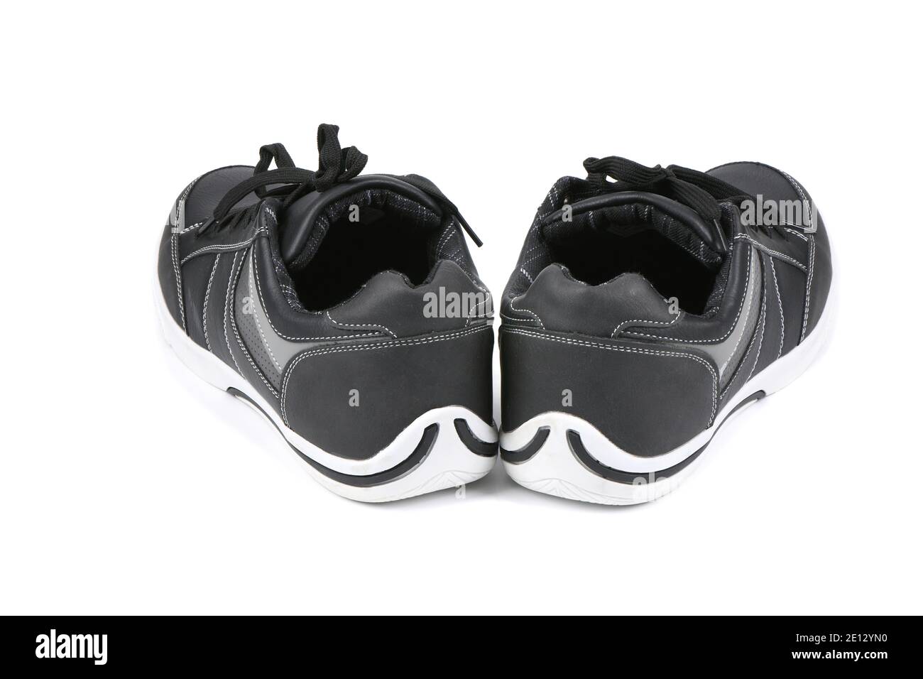 Paire de sneakers noires pour femme isolées sur fond blanc. Photo haute résolution. Profondeur de champ complète. Banque D'Images