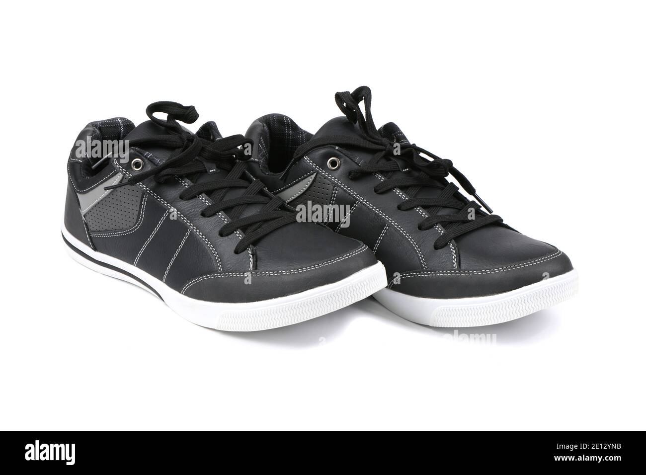 Paire de sneakers noires pour femme isolées sur fond blanc. Photo haute résolution. Profondeur de champ complète. Banque D'Images