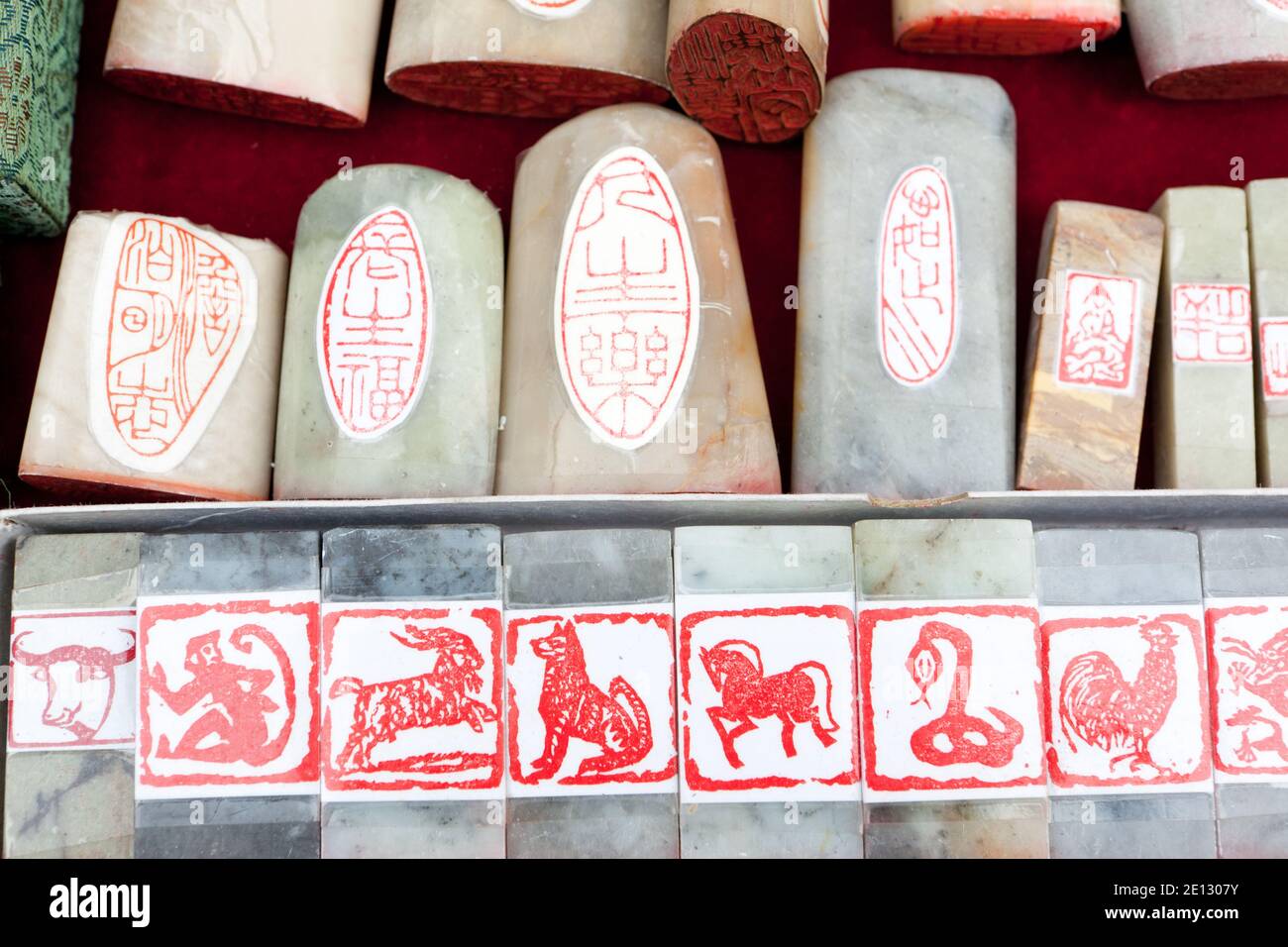 Côtelettes traditionnelles en pierre (sceaux de nom ou timbres de nom) au marché antique de Panjiayuan. Banque D'Images