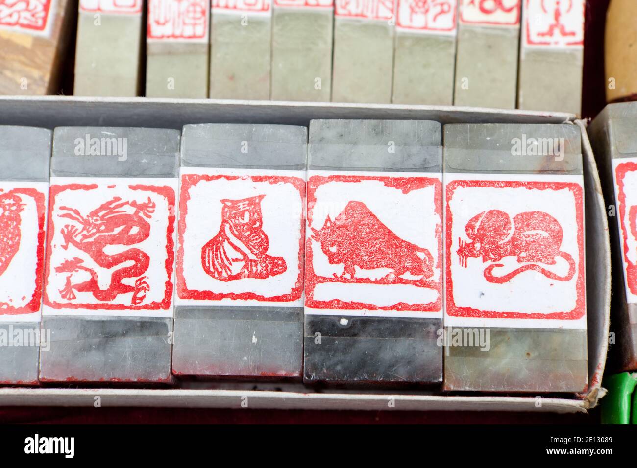 Côtelettes traditionnelles en pierre (sceaux de nom ou timbres de nom) au marché antique de Panjiayuan. Banque D'Images