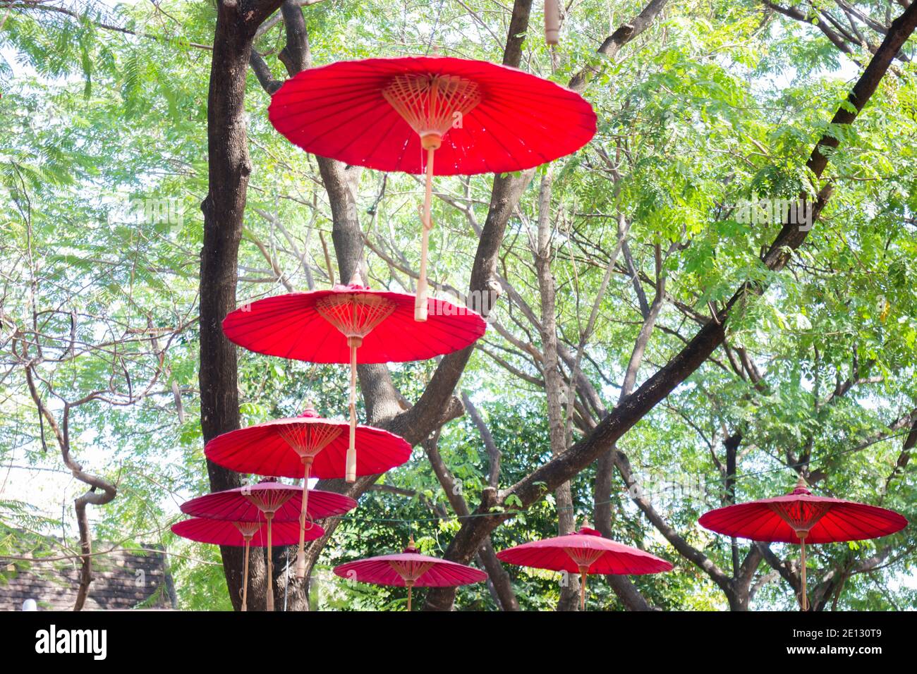 Parapluie artisanal en papier décoré dans la région, photo de stock Photo  Stock - Alamy