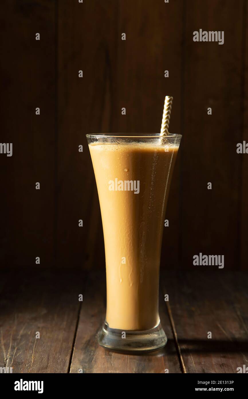 Un grand verre de café froid une boisson de café Banque D'Images