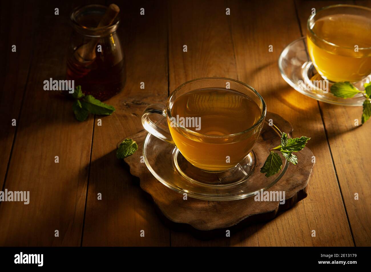 thé vert avec feuille de menthe sur table en bois Banque D'Images