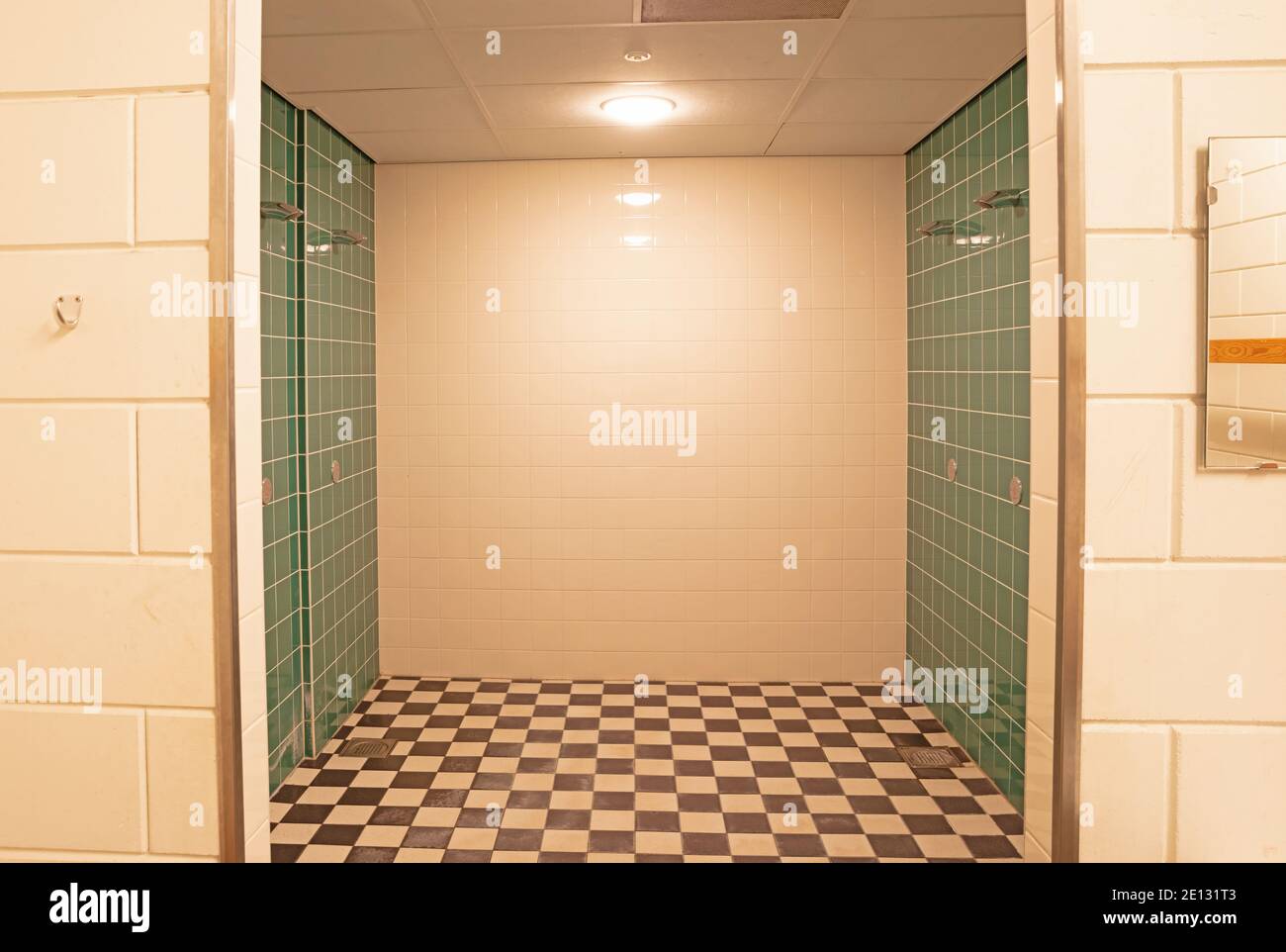 Intérieur d'une salle de douche, carrelage vert Banque D'Images