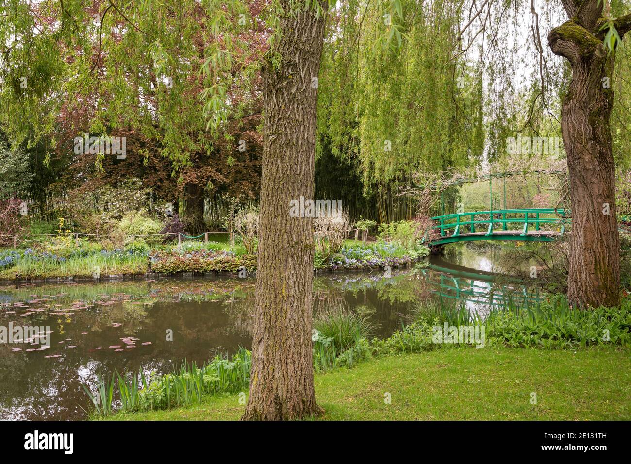 L'emblématique pont japonais vert dans le jardin de Monet à Giverny En Normandie Banque D'Images