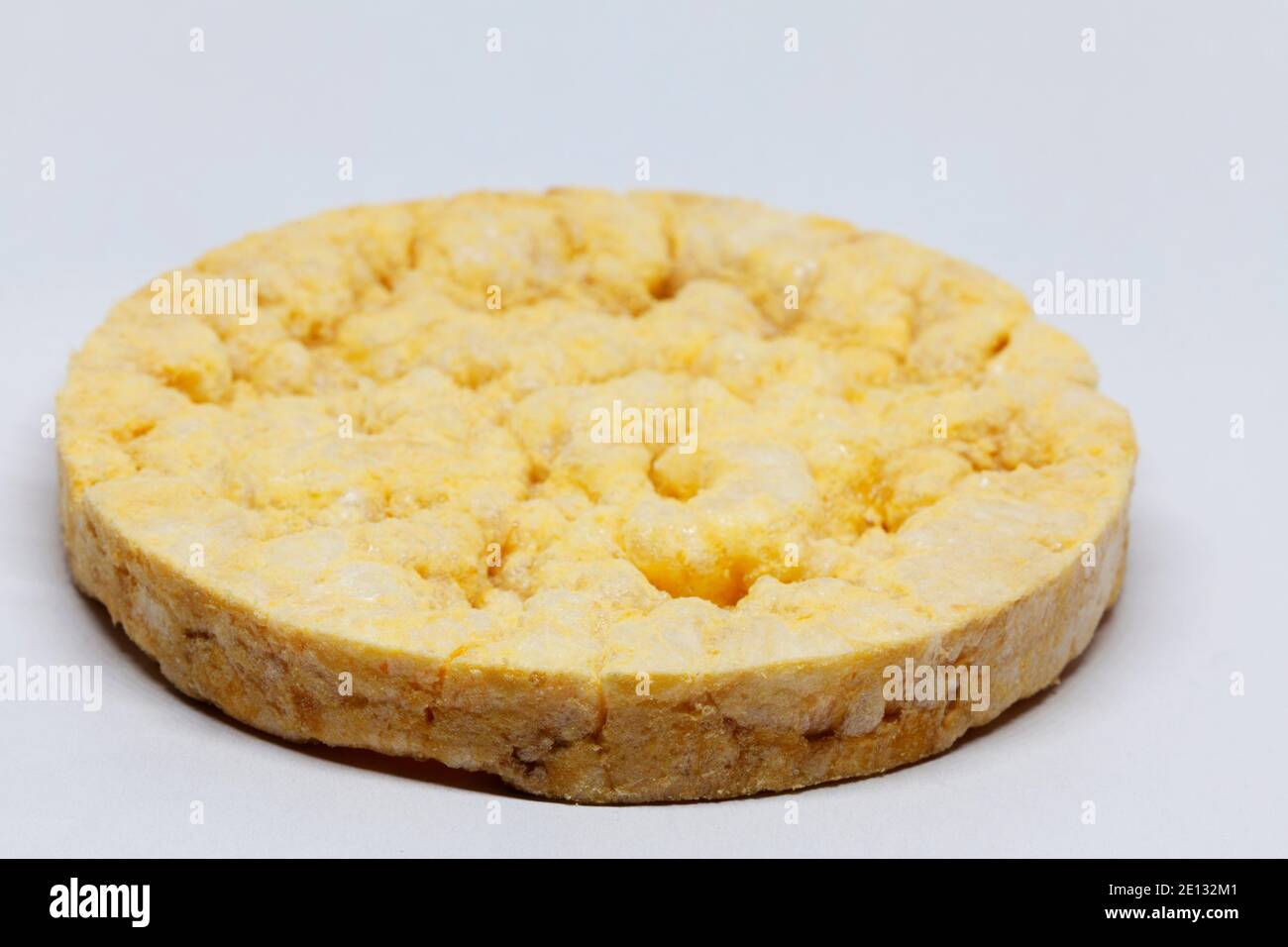 gâteau de riz au fromage sur fond blanc Banque D'Images