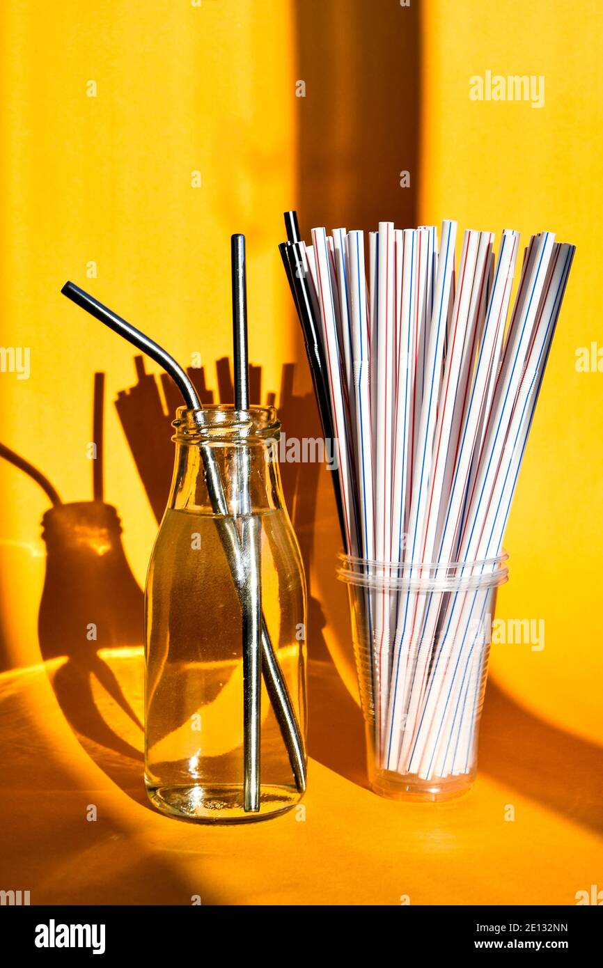 Réutilisables en acier inoxydable avec paille pailles en plastique sur fond  vert Photo Stock - Alamy