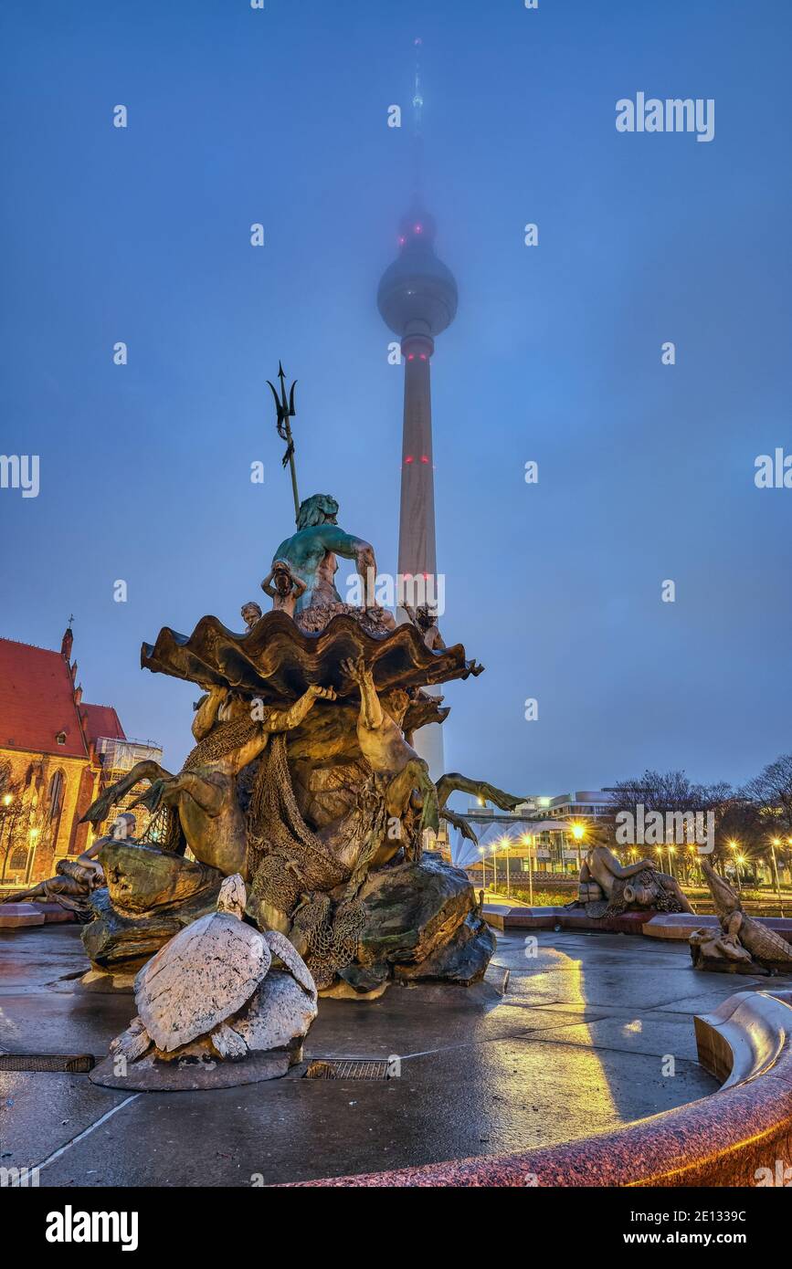 Matin d'automne brumeux à la tour de télévision et au Neptune fontaine à Alexanderplatz à Berlin Banque D'Images