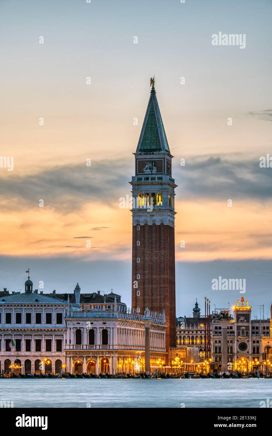 Vue sur la Piazza San Marco à Venise après le coucher du soleil avec Le célèbre Campanile Banque D'Images