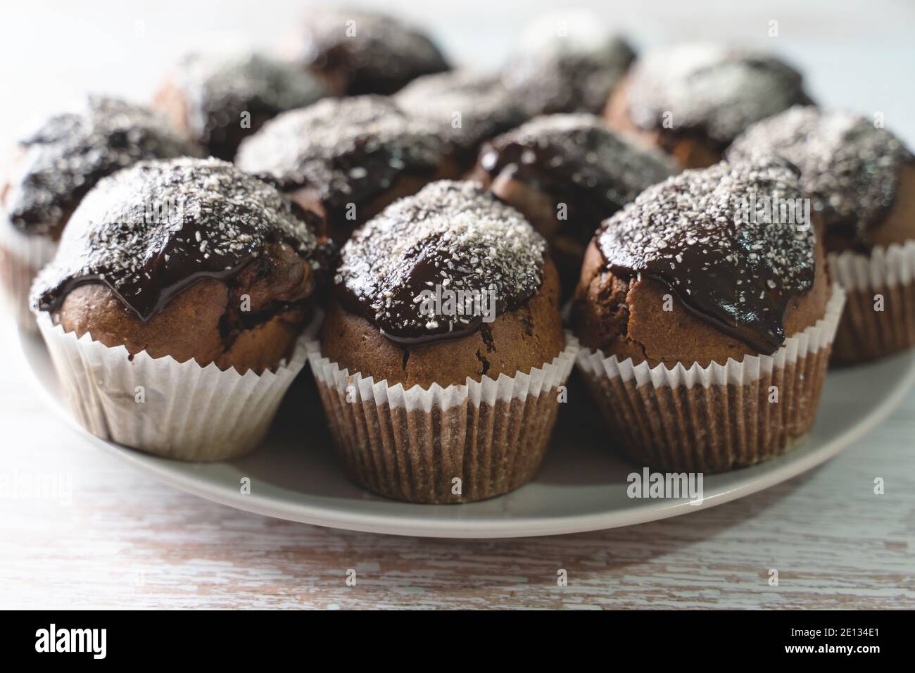Gros plan sur les gâteaux de muffin au chocolat dans une assiette sur tableau Banque D'Images