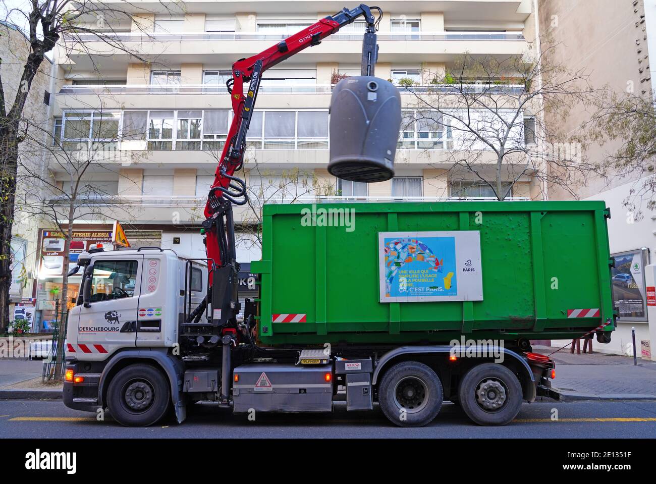 PARIS, FRANCE -23 DEC 2020- vue d'un camion de recyclage vert soulevant une  poubelle à l'aide d'une grue dans la rue du 14ème arrondissement de Paris  Photo Stock - Alamy
