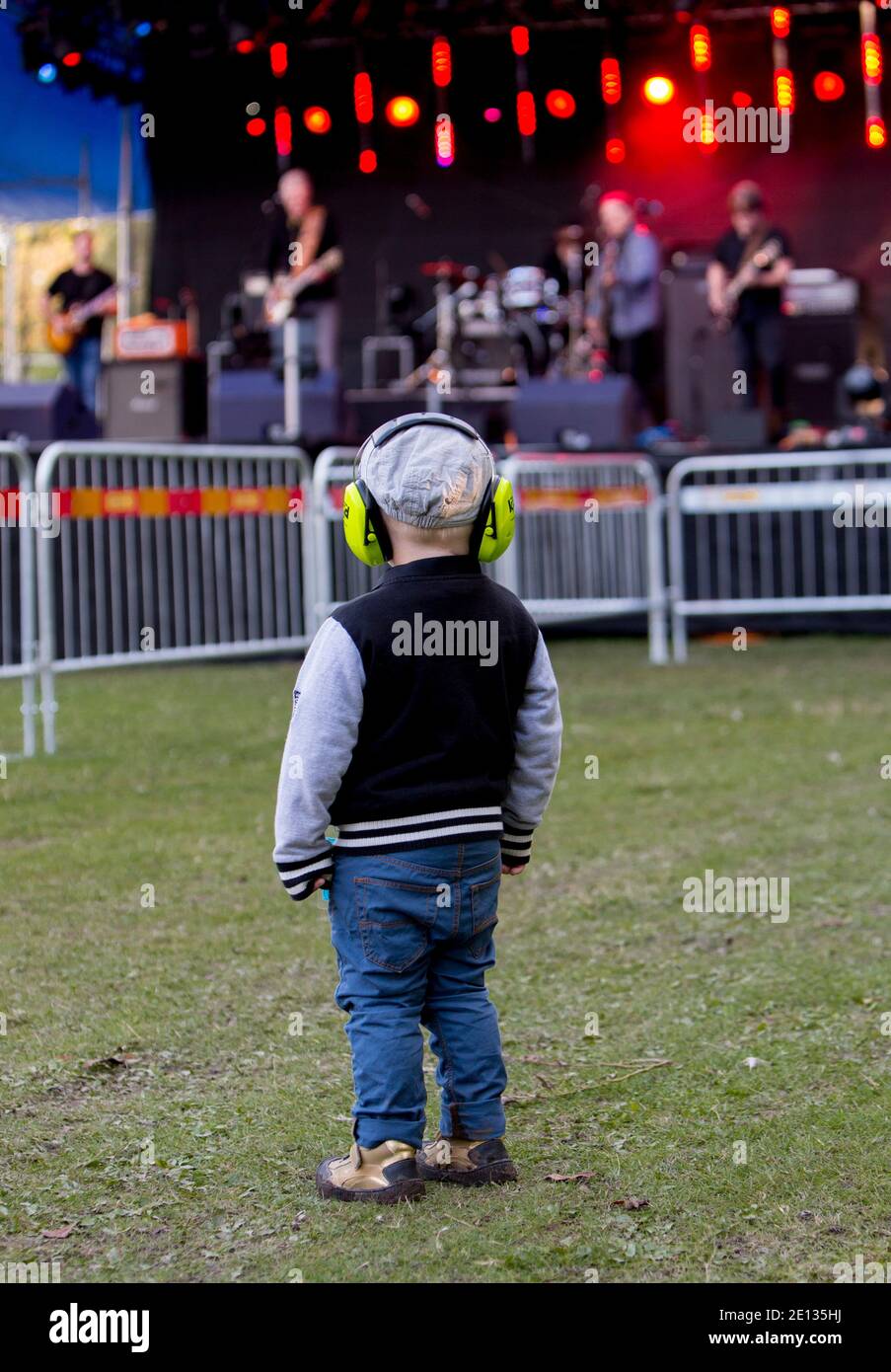 Petit garçon avec protection auditive lors d'un concert de rock. Banque D'Images