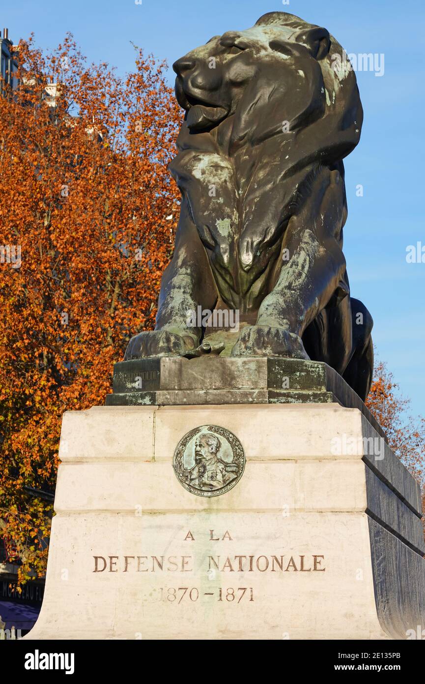 PARIS, FRANCE -18 DEC 2020- vue de la célèbre statue du Lion de Belfort par Bartholdi à Denfert-Rochereau dans le 14ème arrondissement de Paris. Banque D'Images