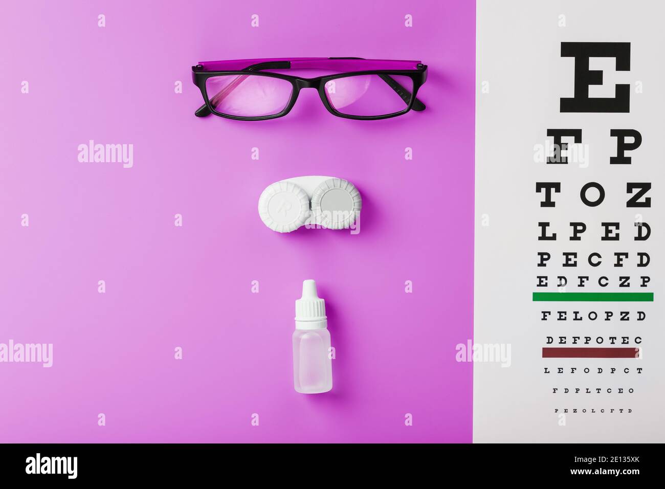 Accessoires ophtalmiques lunettes et lentilles avec table de test de vision  pour la correction de la vision sur fond rose. Traitement des problèmes de  vision. Vue de dessus, gratuite Photo Stock -