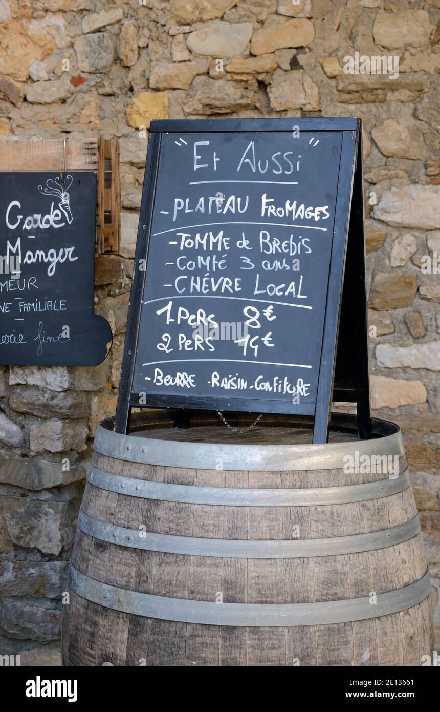 Barrel à vin avec menu Blackboard Publicité d'un cheesboard ou plateau Fromages dans un restaurant du Castellet Provence France Banque D'Images