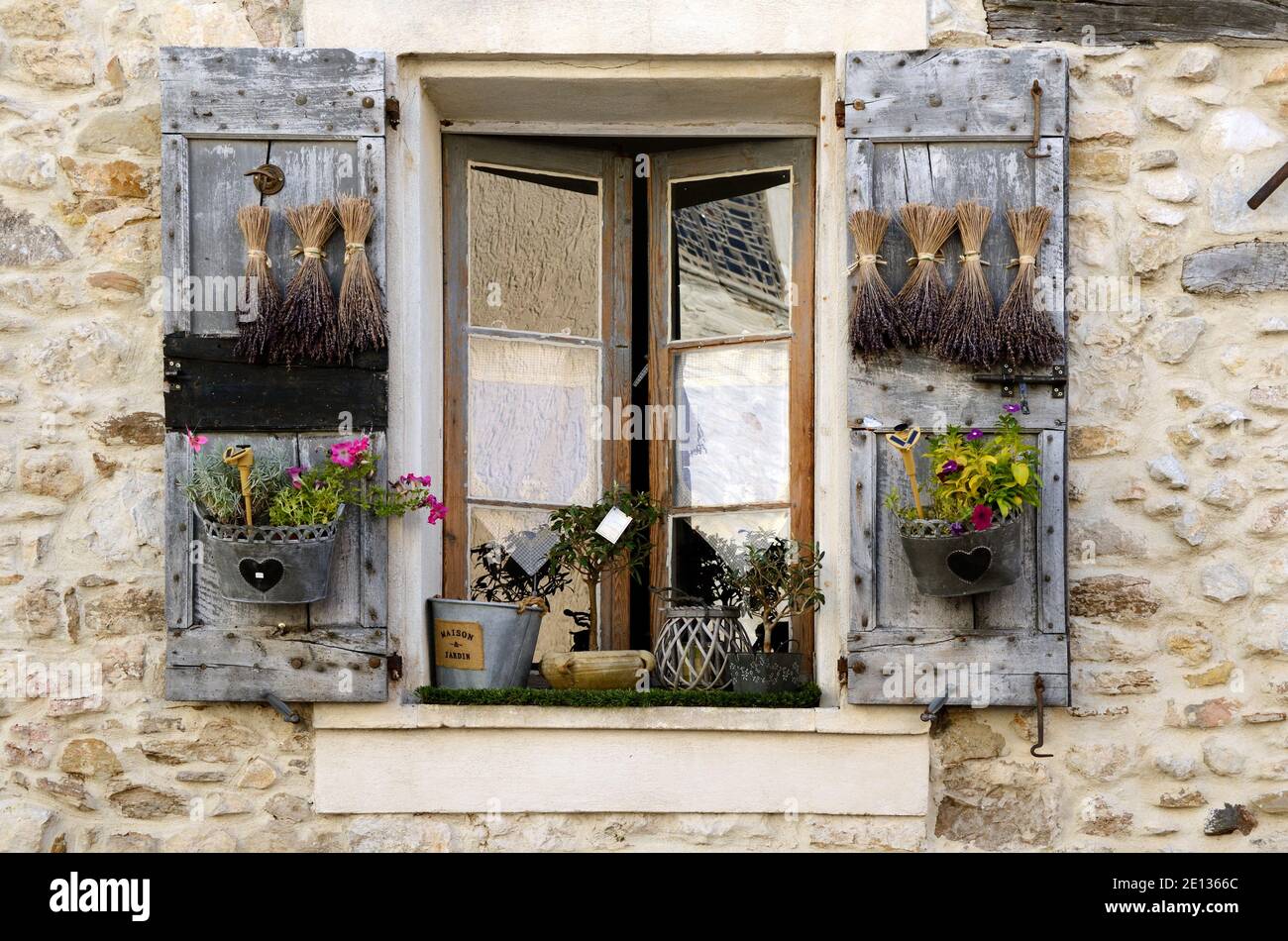 Volets décorés Banque de photographies et d'images à haute résolution -  Alamy