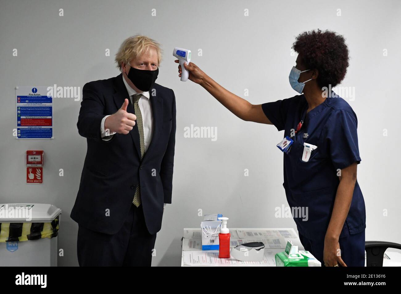 Le Premier ministre Boris Johnson donne un pouce alors qu'il a vérifié sa température lors d'une visite à l'hôpital Chase Farm dans le nord de Londres, Le jour où le NHS augmente son programme de vaccination avec 530,000 doses du nouveau vaccin Covid-19 d'Oxford/AstraZeneca, disponible pour le déploiement au Royaume-Uni. Banque D'Images