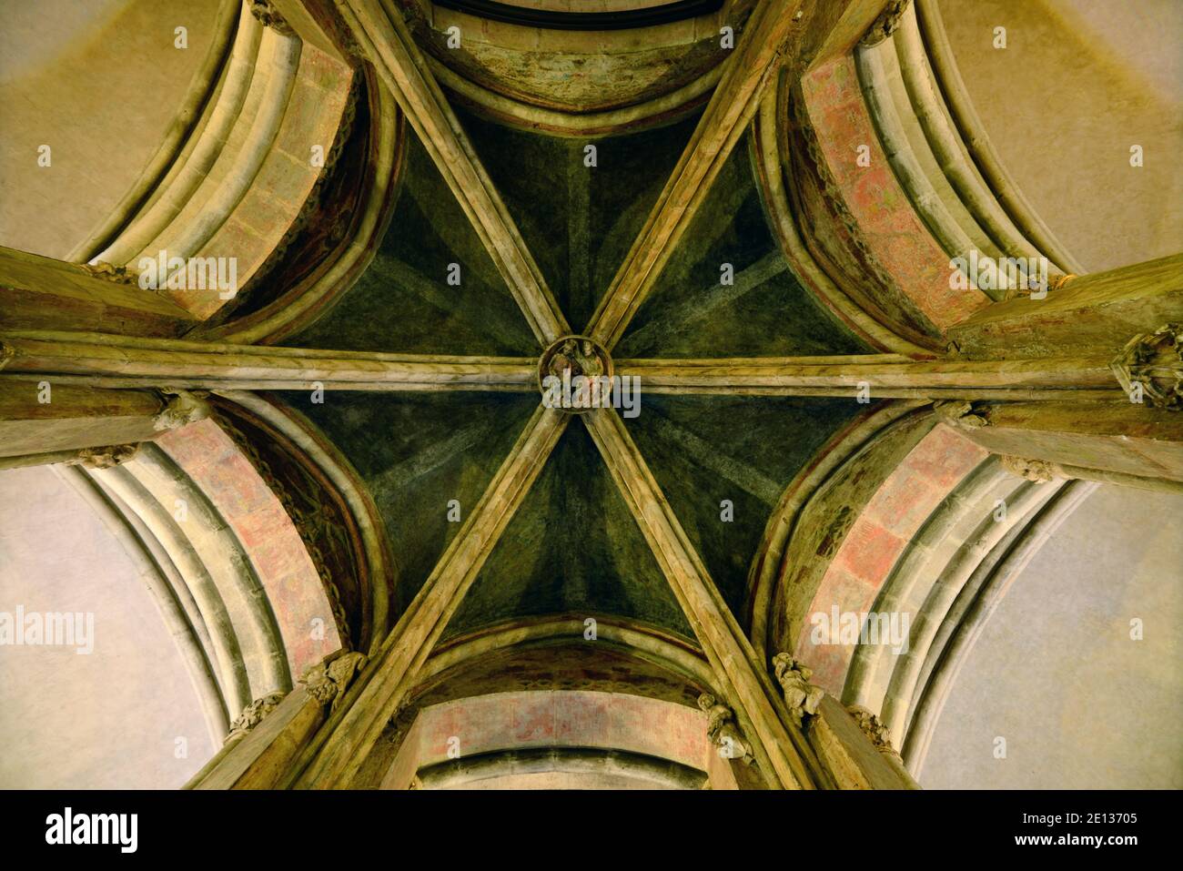 Toit de la crypte romane ou plafond hexagonal de la Basilique de Église Saint-Sernin Toulouse France Banque D'Images