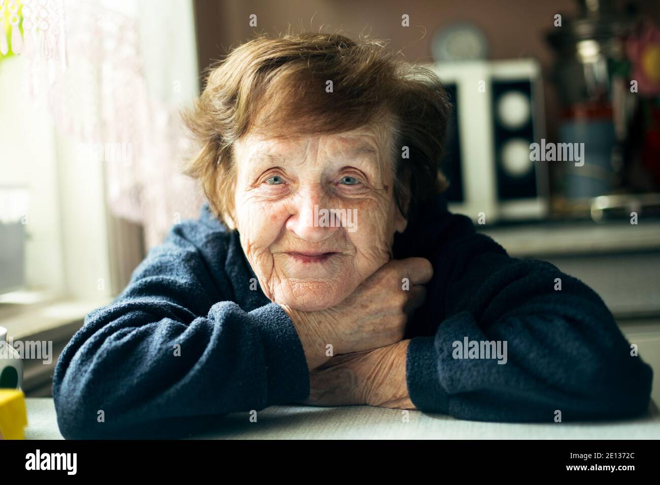 Portrait d'une vieille femme dans sa maison. Banque D'Images