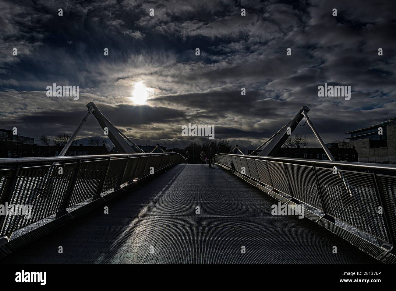 Le pont Sean O'Casey traverse la rivière Liffey, Dublin, Irlande Banque D'Images