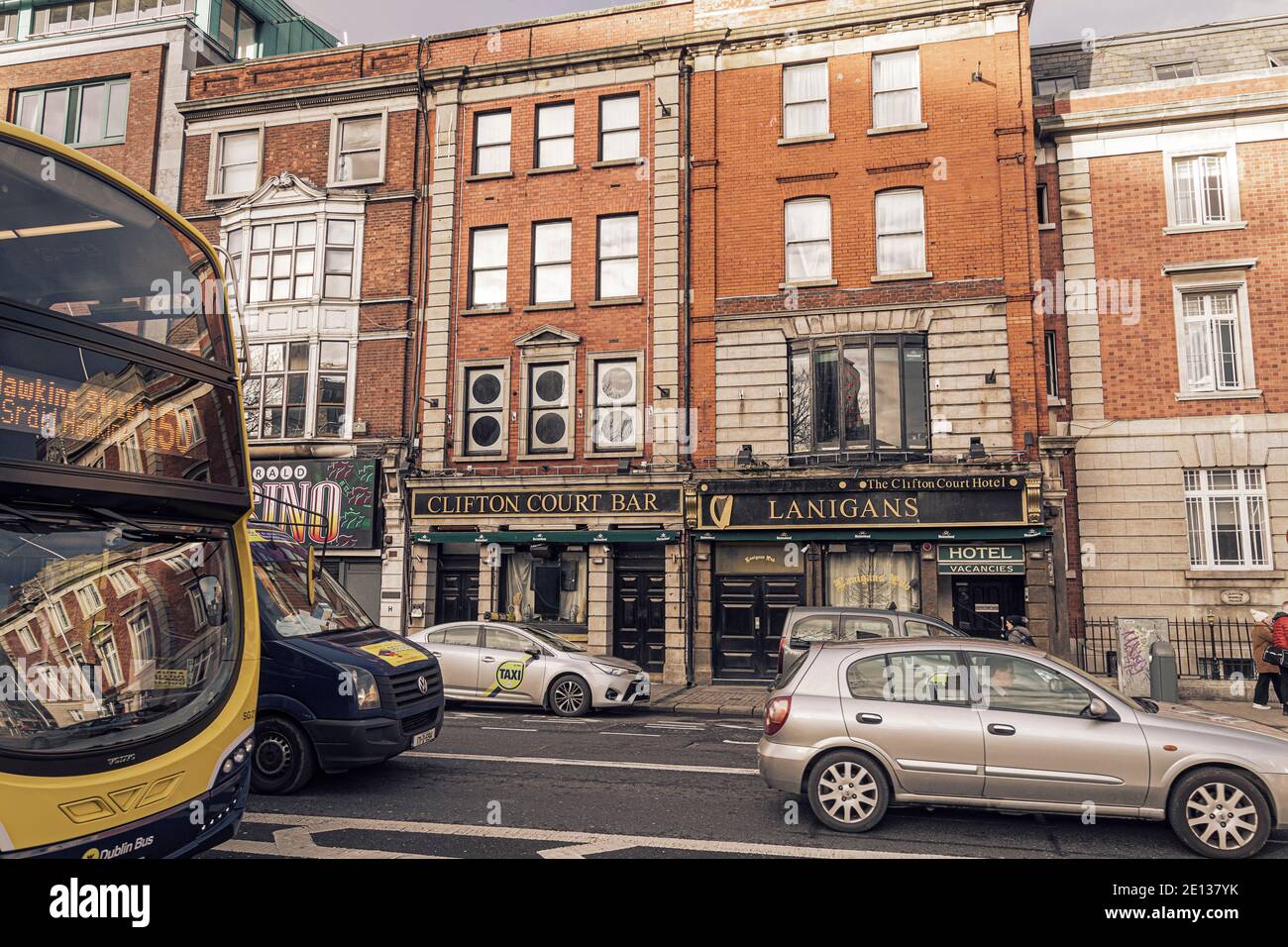 Clifton court Bar et Lanigans pub et hôtel à Eden Quay depuis le pont Rosie Hackett. Dublin. Irlande. Banque D'Images