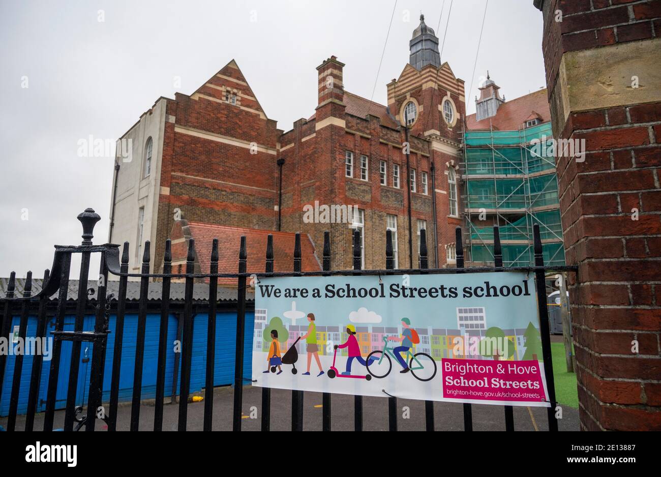 Brighton UK 4 janvier 2021 - c'est calme à l'extérieur de l'école primaire St Luke à Brighton après que le conseil municipal de Brighton & Hove a conseillé aux écoles primaires de la ville de rester fermées et de passer à l'apprentissage en ligne à distance jusqu'au 18 janvier : Credit Simon Dack / Alay Live News Banque D'Images