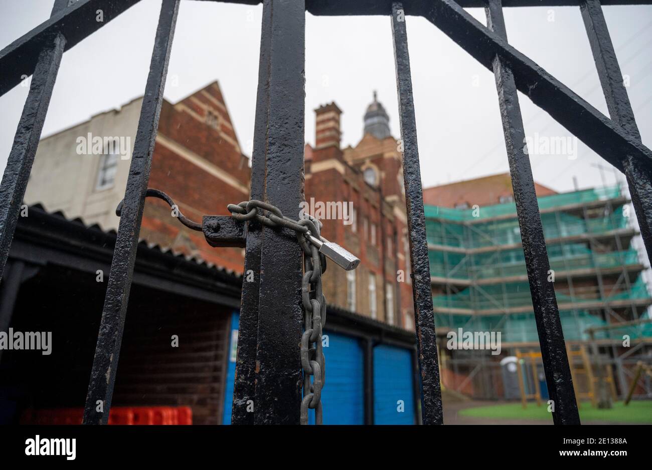 Brighton UK 4 janvier 2021 - c'est calme à l'extérieur de l'école primaire St Luke à Brighton après que le conseil municipal de Brighton & Hove a conseillé aux écoles primaires de la ville de rester fermées et de passer à l'apprentissage en ligne à distance jusqu'au 18 janvier : Credit Simon Dack / Alay Live News Banque D'Images