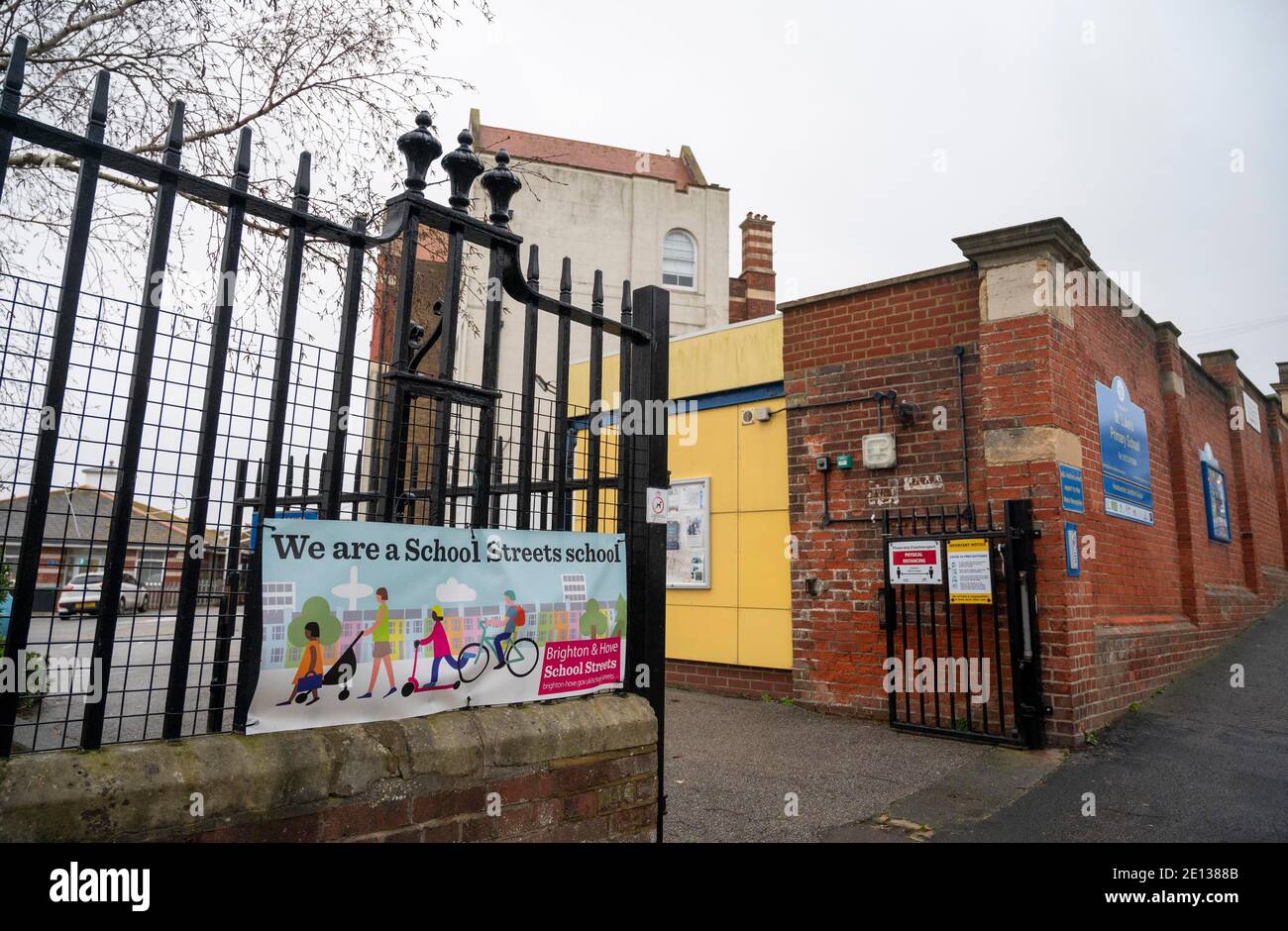 Brighton UK 4 janvier 2021 - c'est calme à l'extérieur de l'école primaire St Luke à Brighton après que le conseil municipal de Brighton & Hove a conseillé aux écoles primaires de la ville de rester fermées et de passer à l'apprentissage en ligne à distance jusqu'au 18 janvier : Credit Simon Dack / Alay Live News Banque D'Images