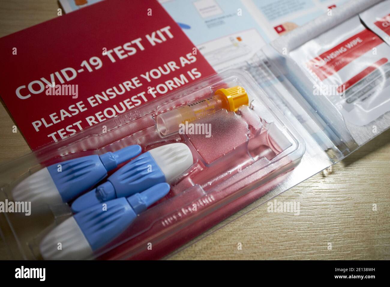 kit de test sanguin d'anticorps covid-19 publié dans le commerce pour les tests à domicile pour les anticorps du coronavirus avec instructions reçues au royaume-uni Banque D'Images