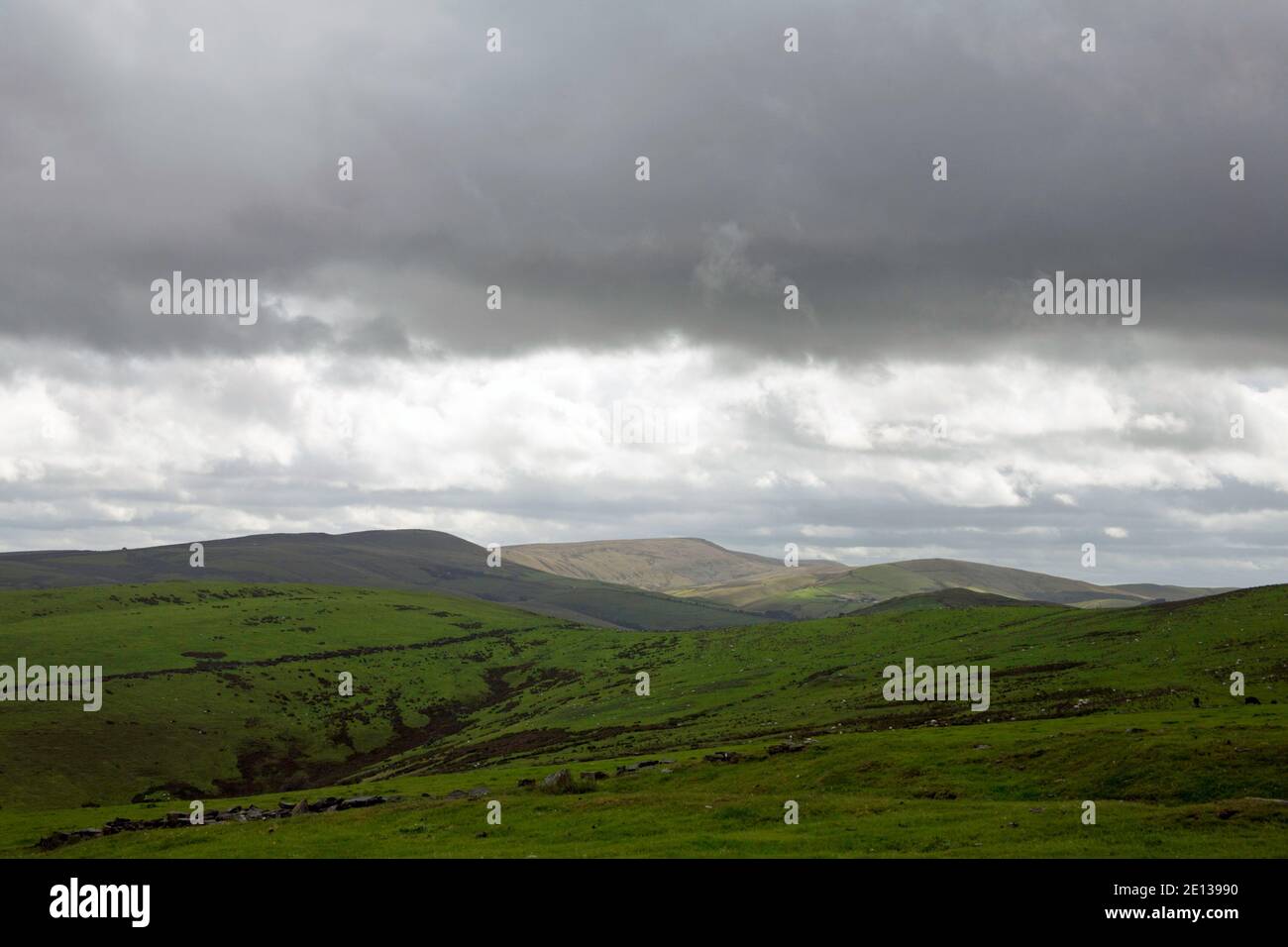 Nuages de tempête d'été passant au-dessus du sommet de Shining Tor Vue de Sponds Hill Lyme Handley Cheshire Banque D'Images