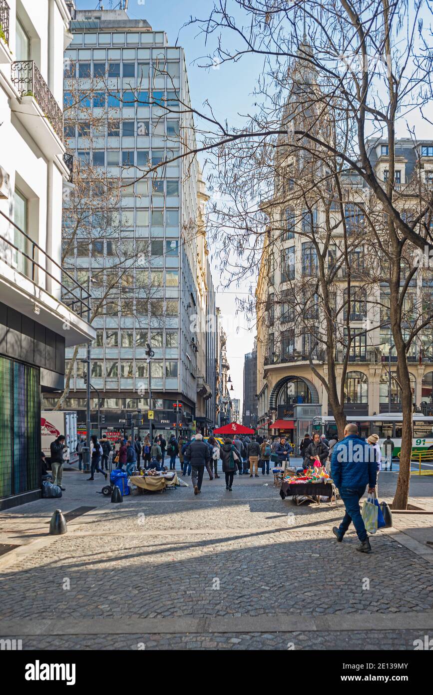Personnes marchant dans les rues de Buenos Aires. En hiver, les gens font du shopping Banque D'Images