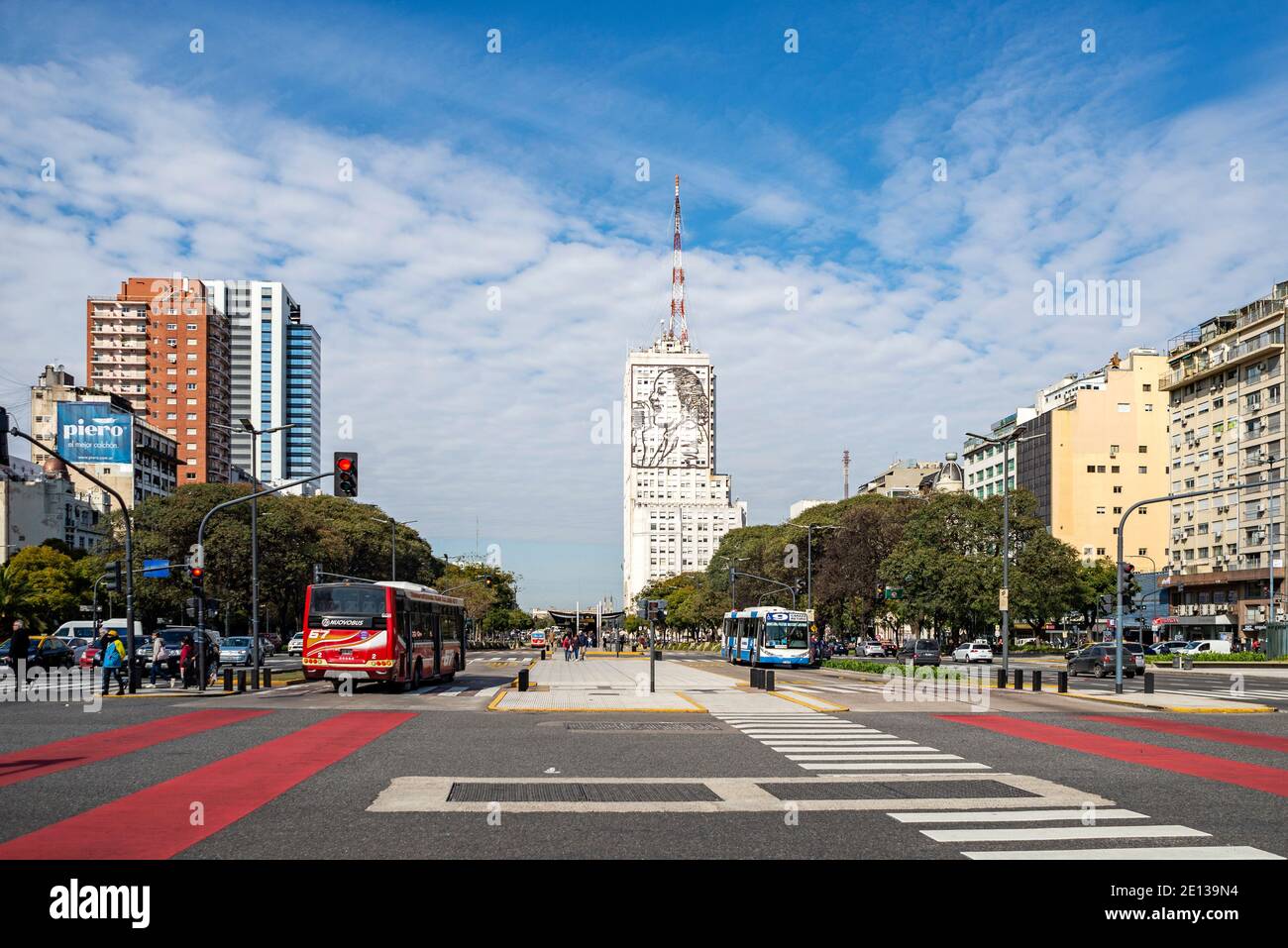 Plaza de la Republica à Buenos Aires. L'Avenida 9 de Julio et le bâtiment du ministère des travaux publics avec l'image d'Evita en arrière-plan Banque D'Images