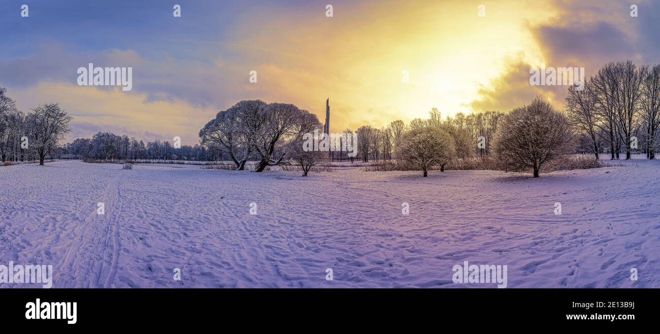 Vue panoramique sur le coucher de soleil couvert dans le parc à neige hiver Banque D'Images