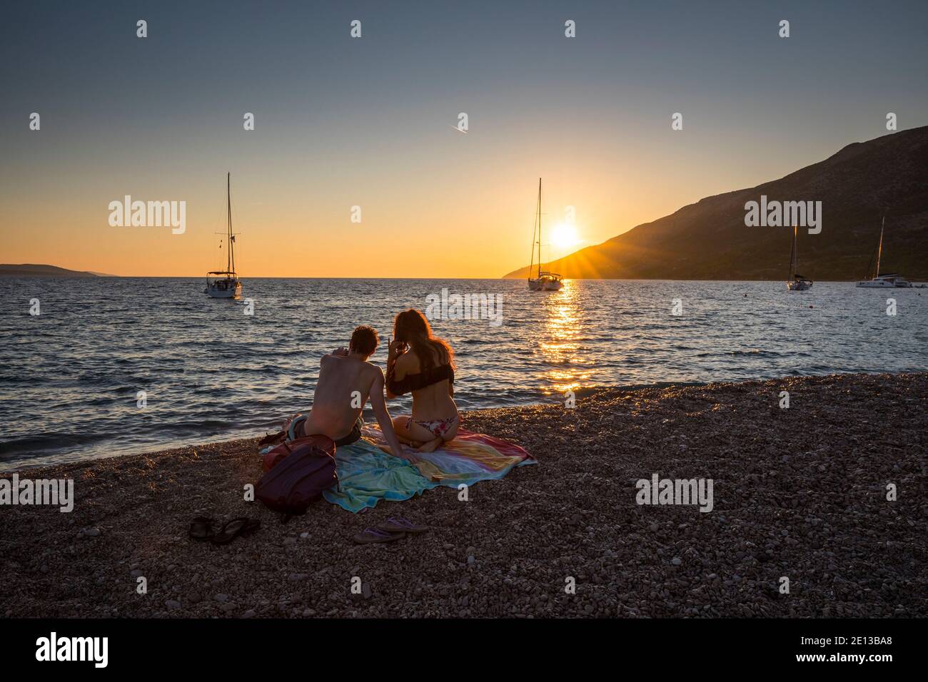 Couple prenant la photo du coucher du soleil sur la plage, Bok Golden rat Banque D'Images
