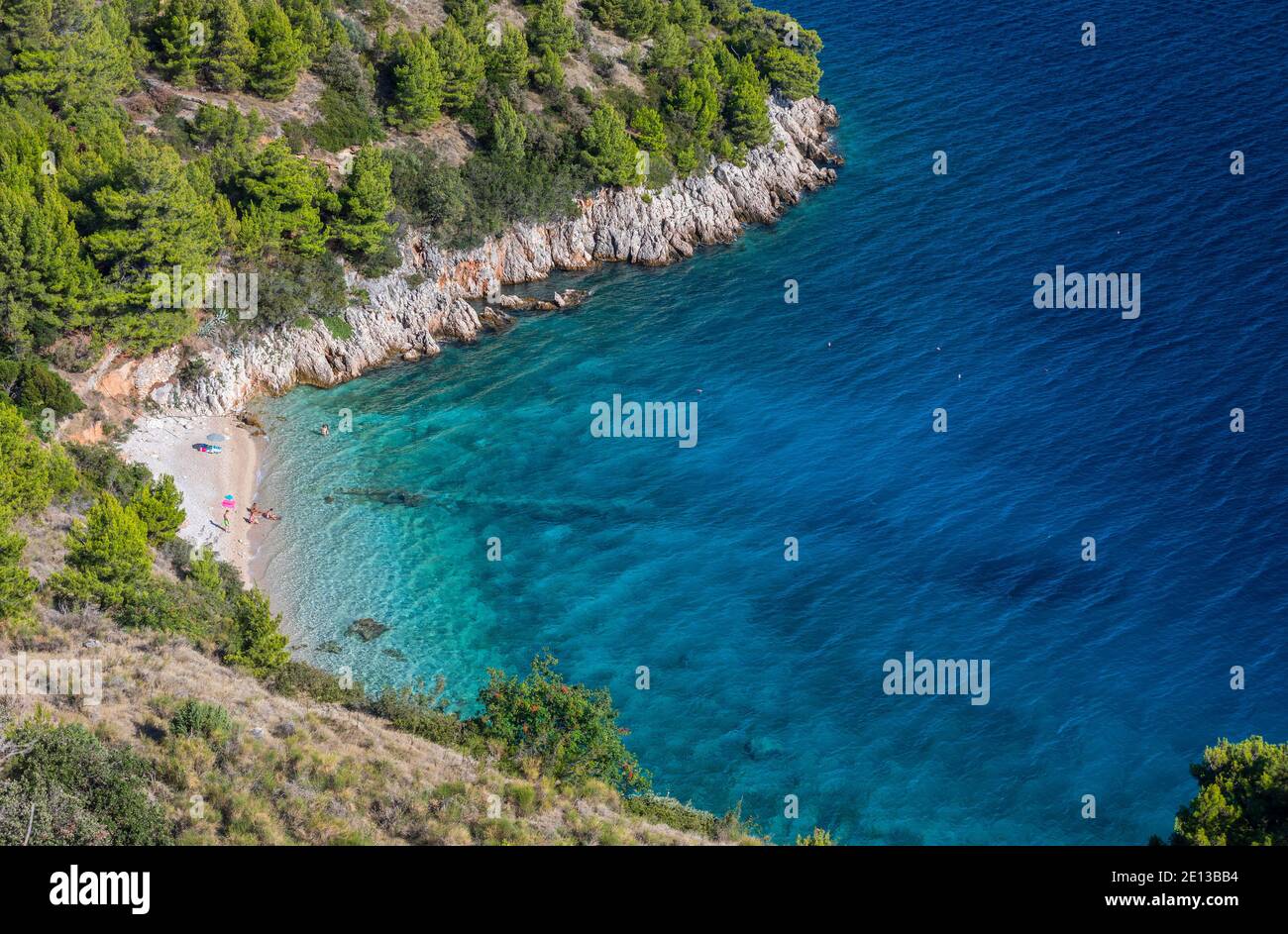 Plage de Cratia dans l'île de BTRAC, Dalmatie Banque D'Images