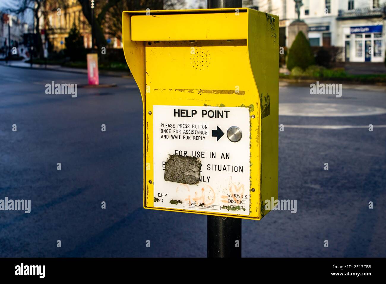 Boîte de points d'aide d'urgence jaune à Leamington Spa, Warwickshire, Angleterre Banque D'Images